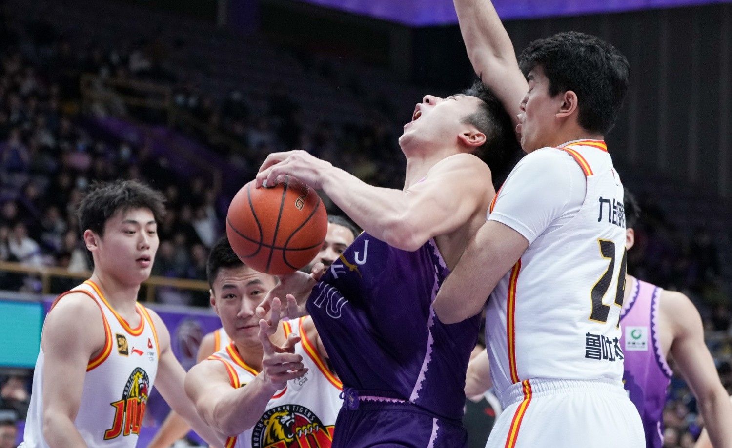 一支实力雄厚的球队在比赛中受挫