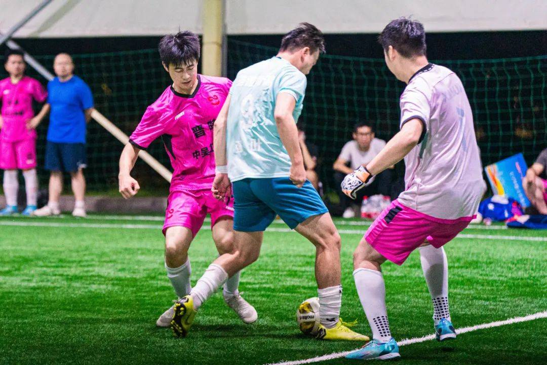 顶尖足球赛场上角逐，激情火热难掩的简单介绍