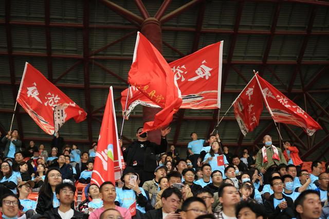 足球热情不减,球迷疯狂挥舞旗帜呐喊助威 足球热情不减,球迷疯狂挥舞旗帜呐喊助威