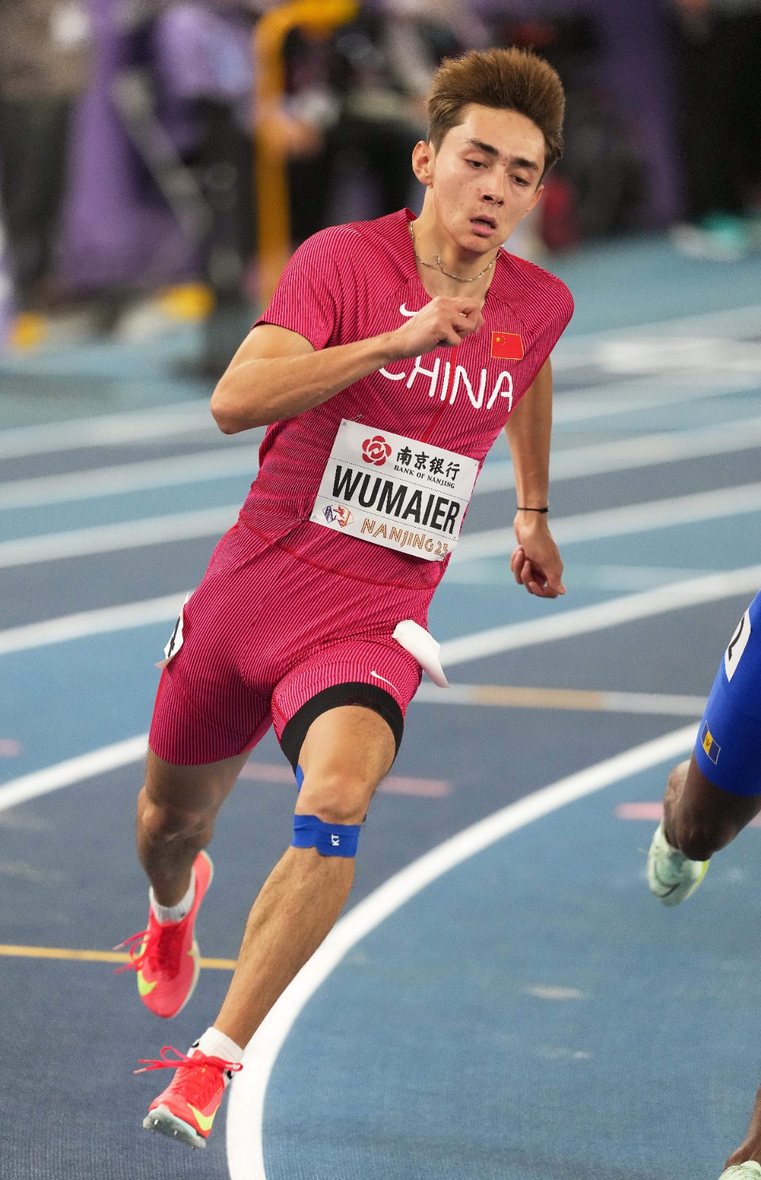 爱游戏体育地址-田径比赛中选手飞奔终点线领先一步