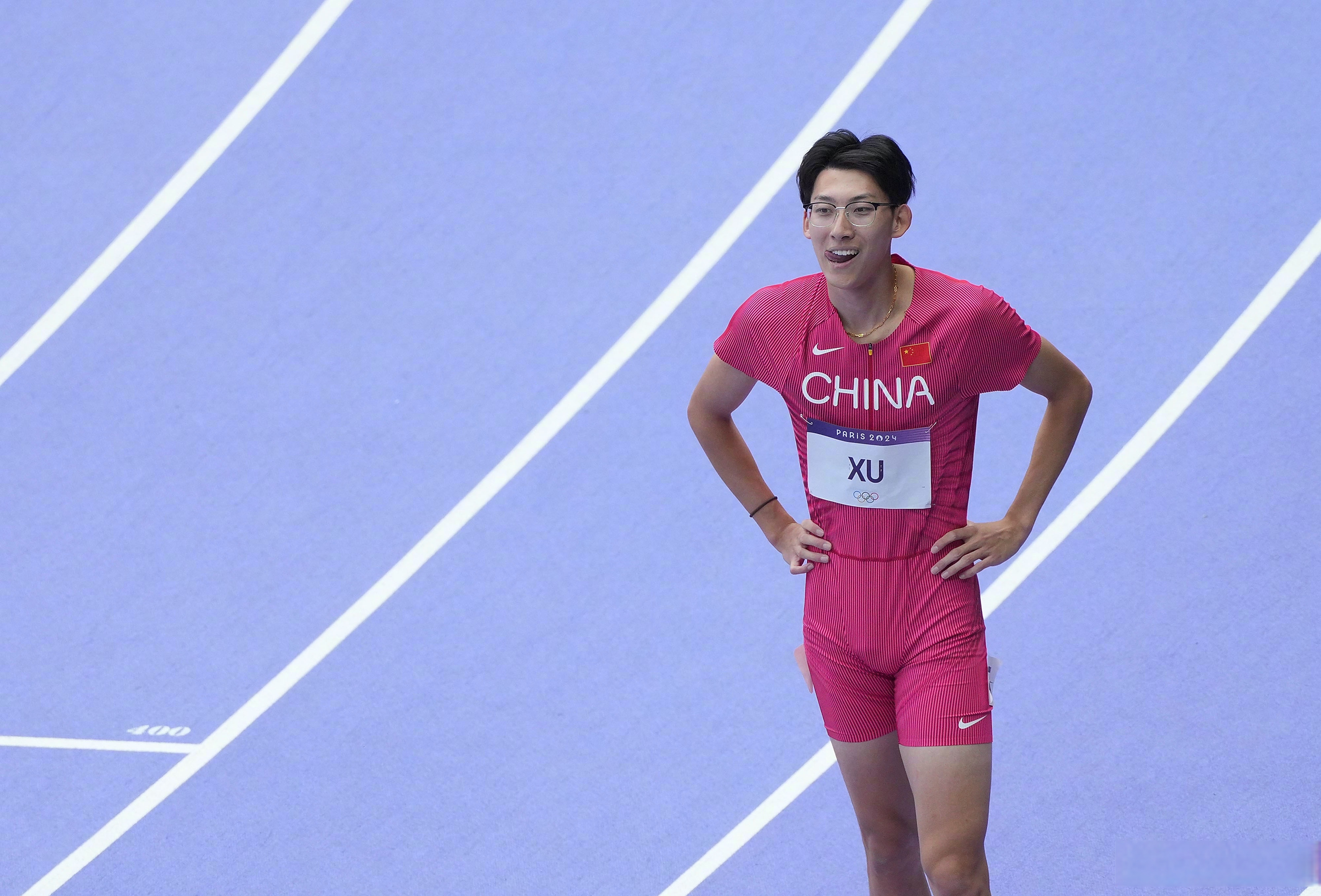 田径比赛中选手飞奔终点线领先一步