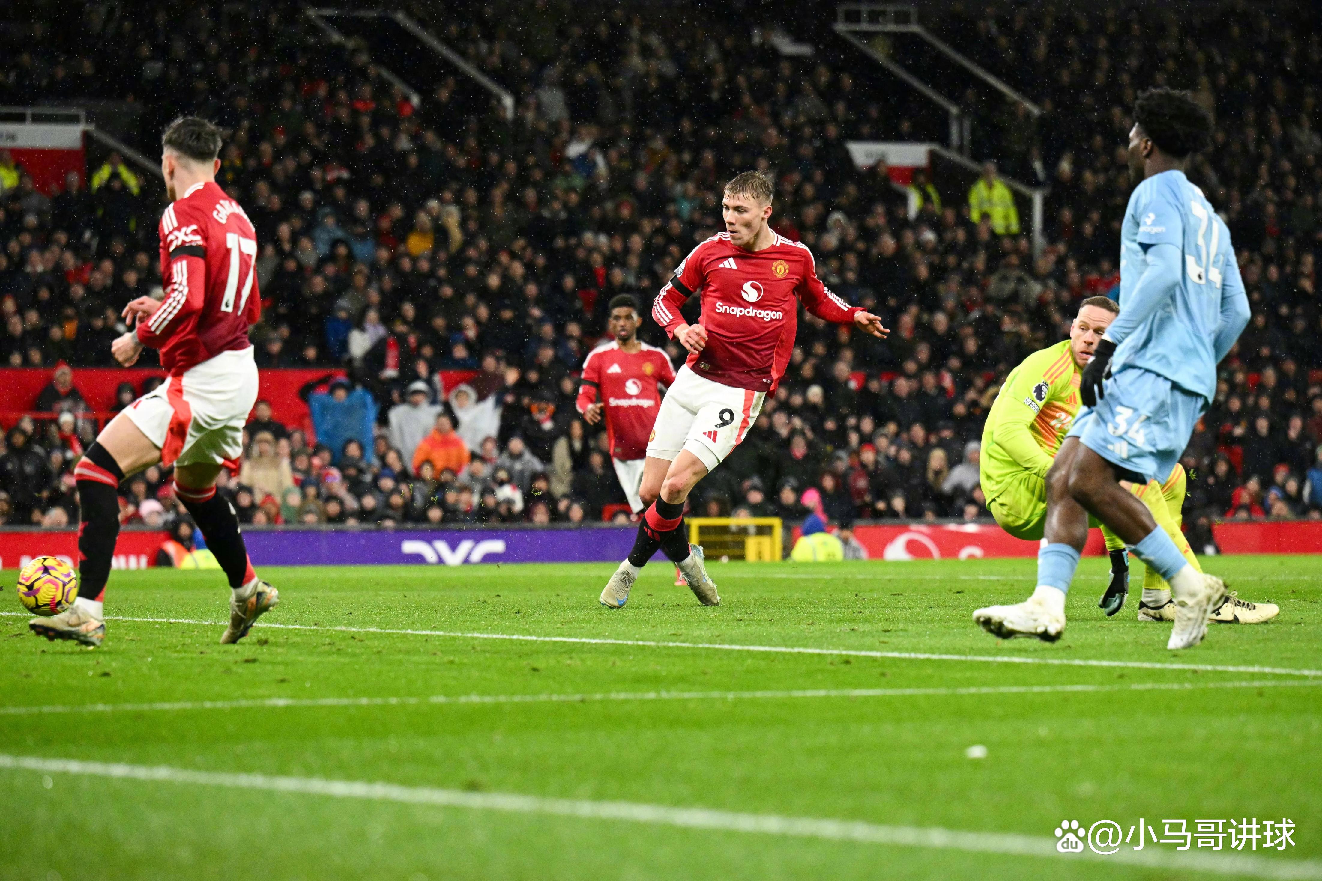 利物浦主场战胜曼联，继续领先小组