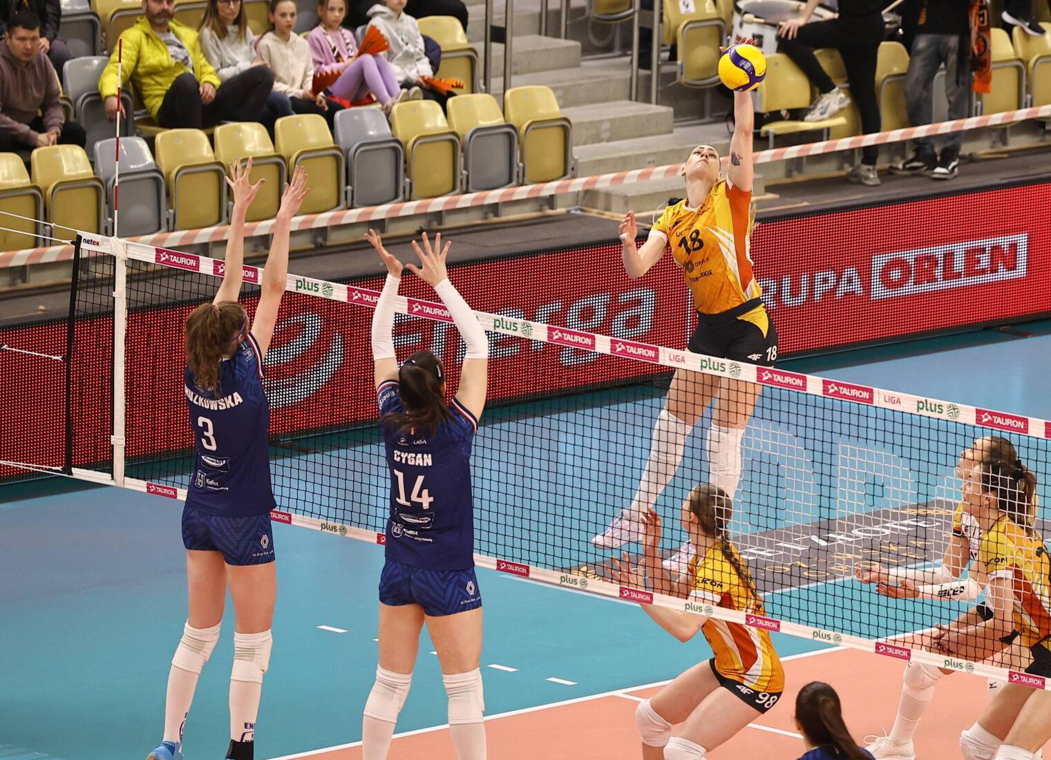 波兰女子排球队实力雄厚夺冠