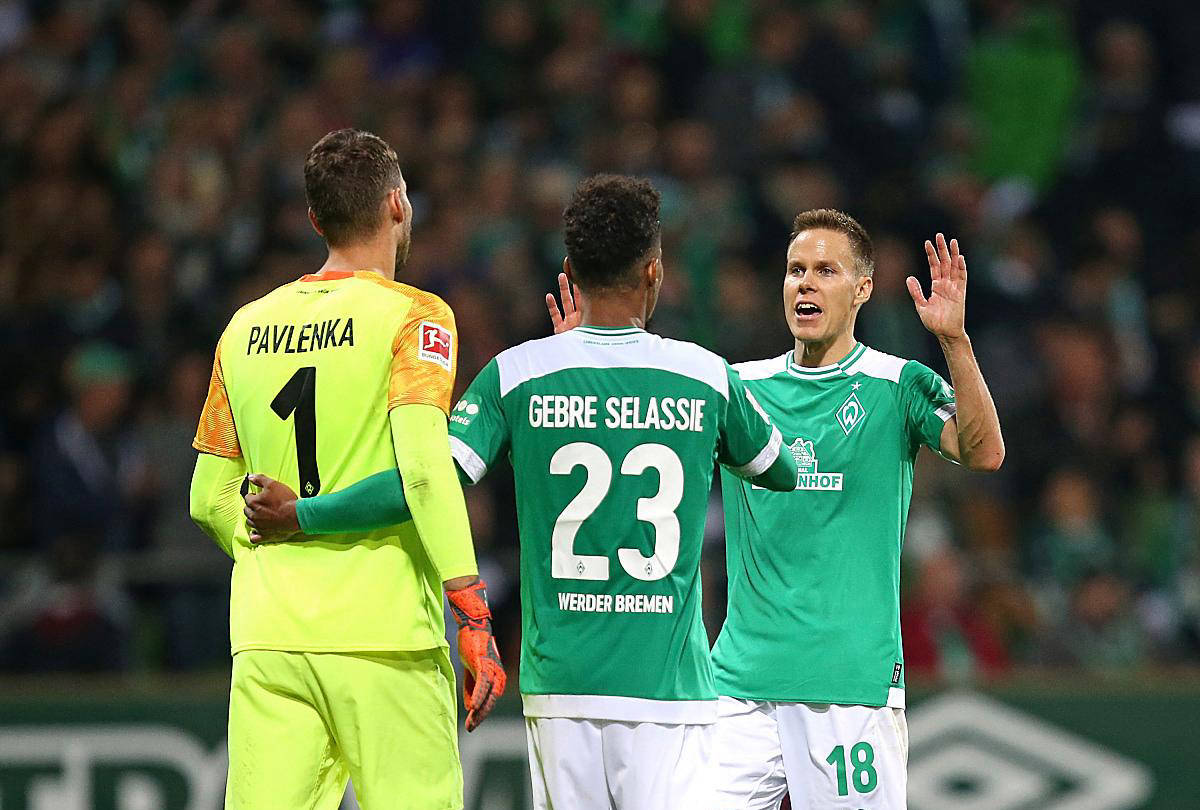 包含弗赖堡客场战平，积分榜上升的词条