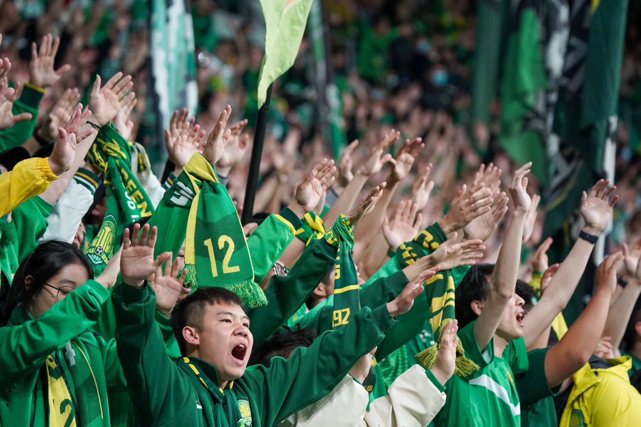 火爆比赛现场球迷尽展热情助兴 火爆比赛现场球迷尽展热情助兴