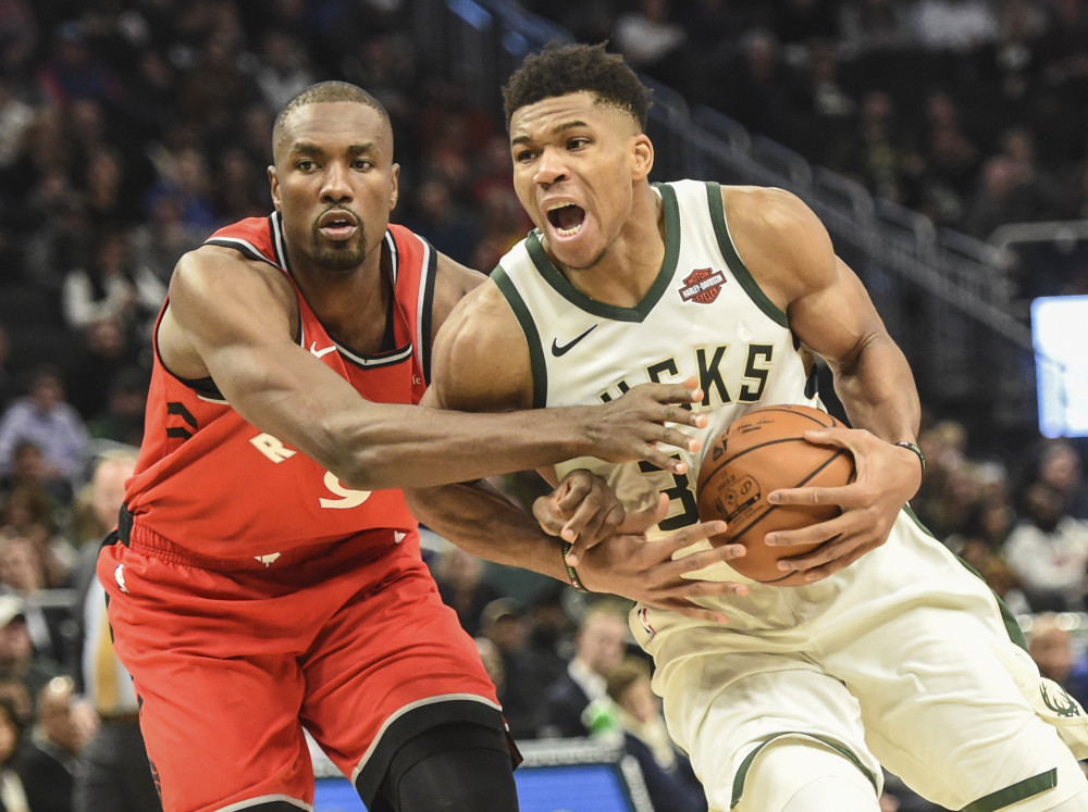 关于雄鹿队背靠背作战，以微弱优势战胜猛龙队的信息