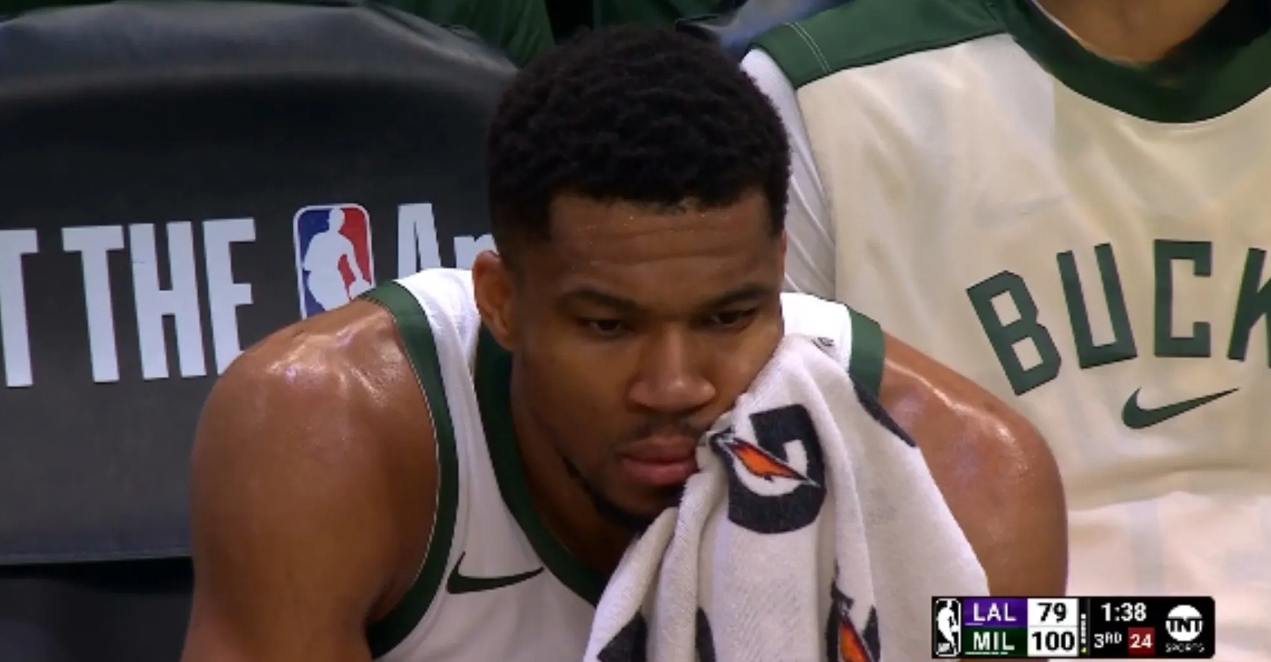 爱游戏在线登录-关于雄鹿击败湖人，守住分区第二位置的信息