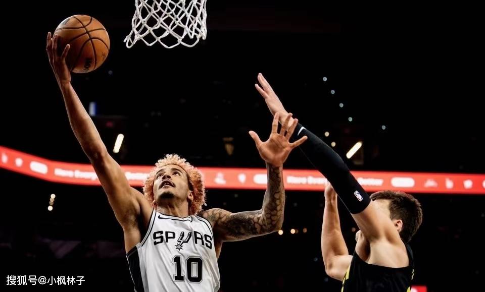 马刺惊险战胜爵士，取得重要胜利