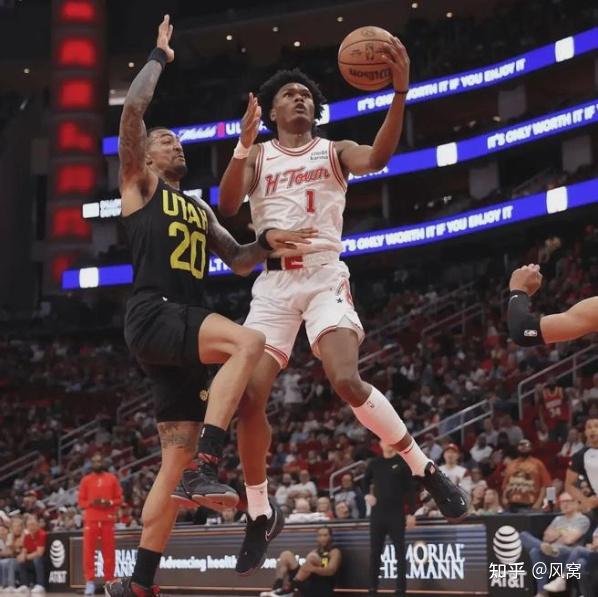 火箭主场击败爵士,继续保持不败 火箭主场击败爵士,继续保持不败