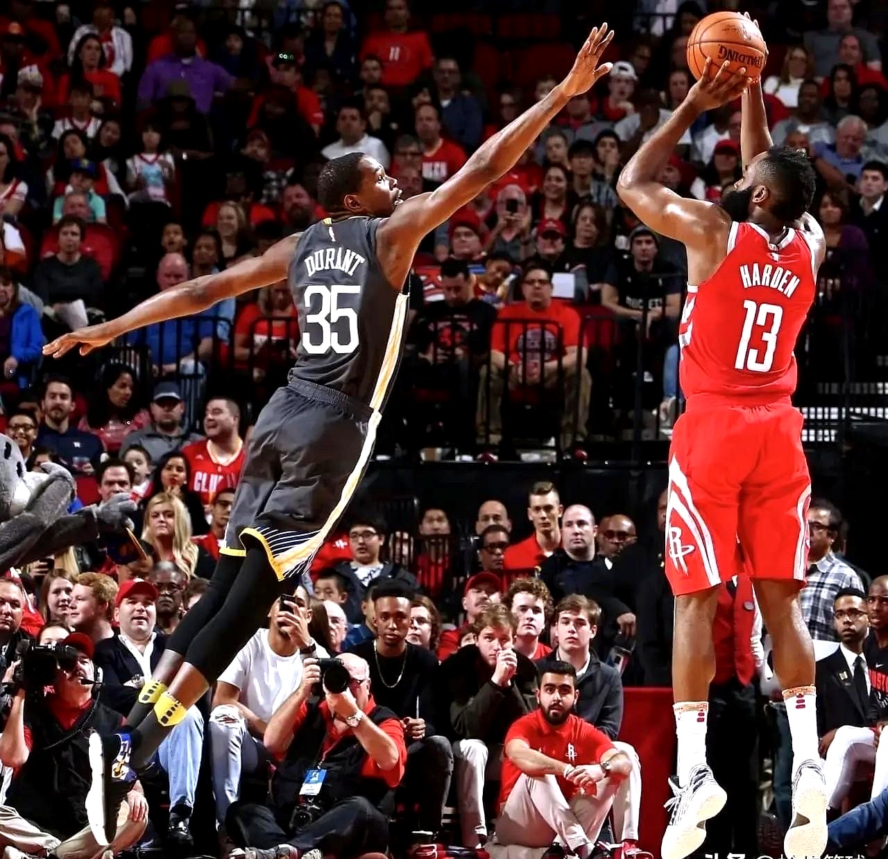 火箭击败快船，保持领先地位