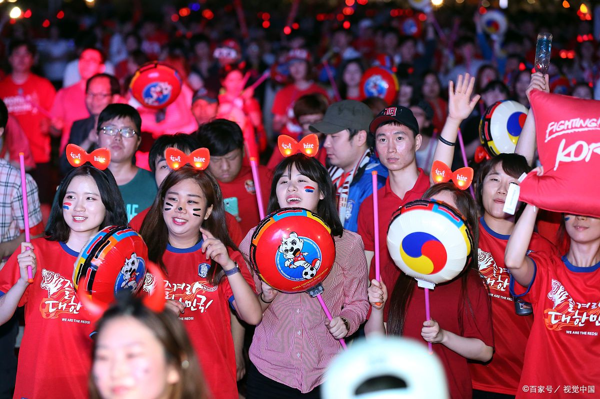 激情足球盛宴吸引数万球迷前来观赛 激情足球盛宴吸引数万球迷前来观赛