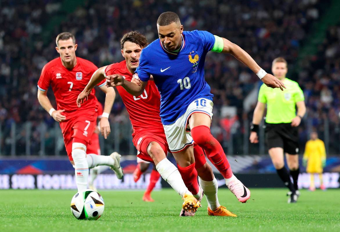 爱游戏体育链接-俄罗斯与克罗地亚激战，欧洲足球赛事火爆展开！