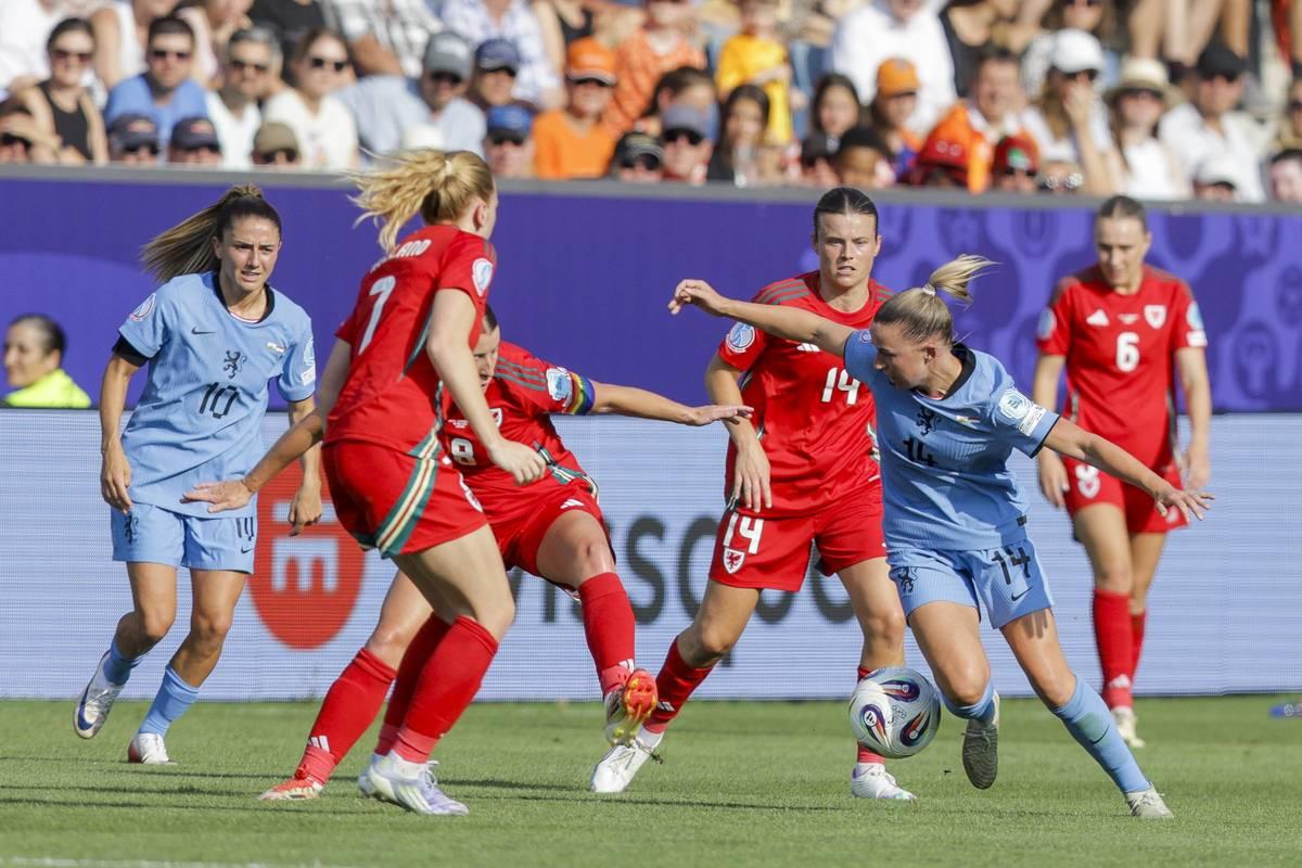 比利时女足踢进关键点球获胜