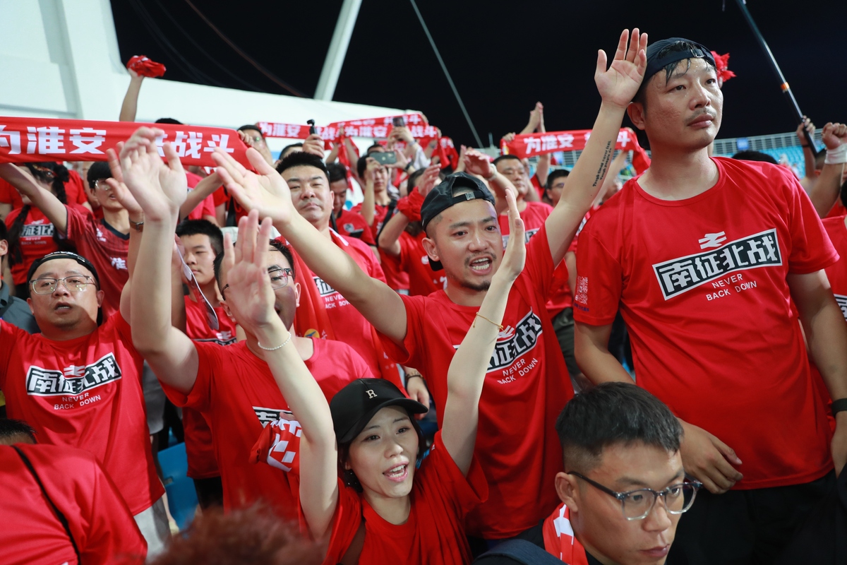 爱游戏网页版登录入口-精彩比赛场面营造紧张氛围，球迷热情高涨的简单介绍