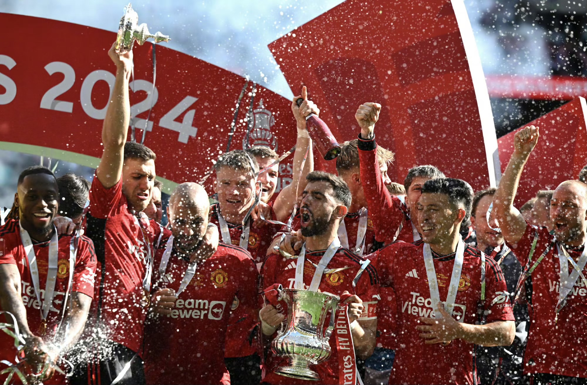 爱游戏官网网页版入口-精彩赛事频现，球员拼尽全力争取胜利