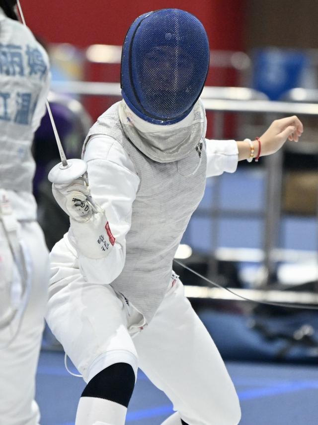 女子击剑比赛法国运动员逆风翻盘